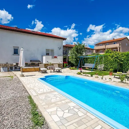 2 Bedroom Amazing In Apartman Drazice