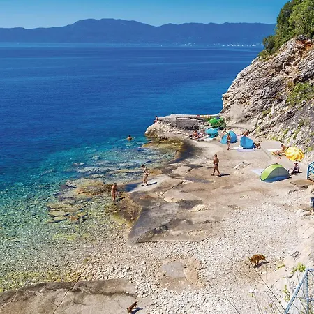 2 Bedroom Amazing In Apartman Drazice